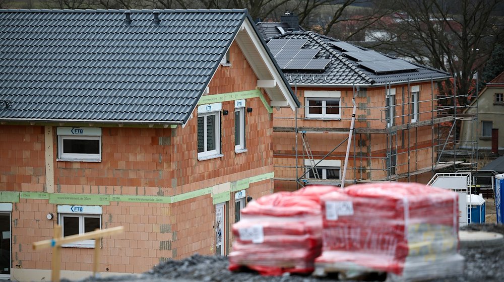 Zwei Einfamilienhäuser entstehen in einem Baugebiet in einer Gemeinde. / Foto: Jan Woitas/dpa