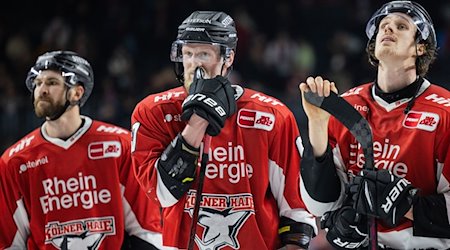 Die Kölner um Stanislav Dietz (M) stehen nach dem 1:6 auf dem Eis. / Foto: Rolf Vennenbernd/dpa