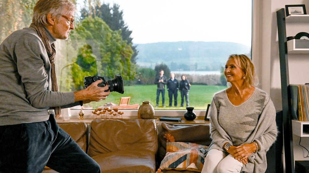 Mechthild Fehrenbach (Diana Körner) mit dem ehemaligen Fotografen Hans Zielke (Andreas Engelmann) in einer Szene der Serie "Wapo Bodensee - Im Nebel" (undatierte Filmszene). / Foto: Laurent Trümper/ARD/dpa