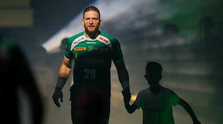 Leipzigs Spieler Maciej Gebala läuft in die Halle ein. / Foto: Jan Woitas/dpa