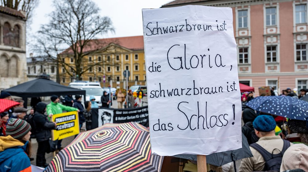 Ein Schild mit der Aufschrift «Schwarzbraun ist die Gloria, schwarzbraun ist das Schloss!» / Foto: Armin Weigel/dpa