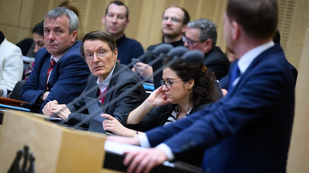 Karl Lauterbach (2.v.l.) verfolgt die Rede von Ministerpräsident Michael Kretschmer in der 1042. Plenarsitzung vom Deutschen Bundesrat. / Foto: Bernd von Jutrczenka/dpa