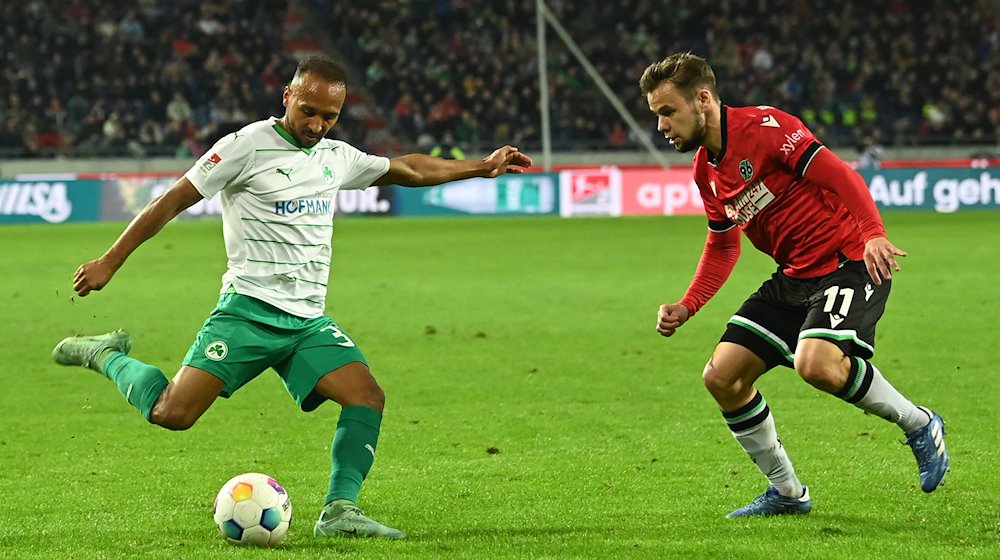 Fürths Julian Green (l) spielt gegen Hannovers Louis Schaub. / Foto: Swen Pförtner/dpa