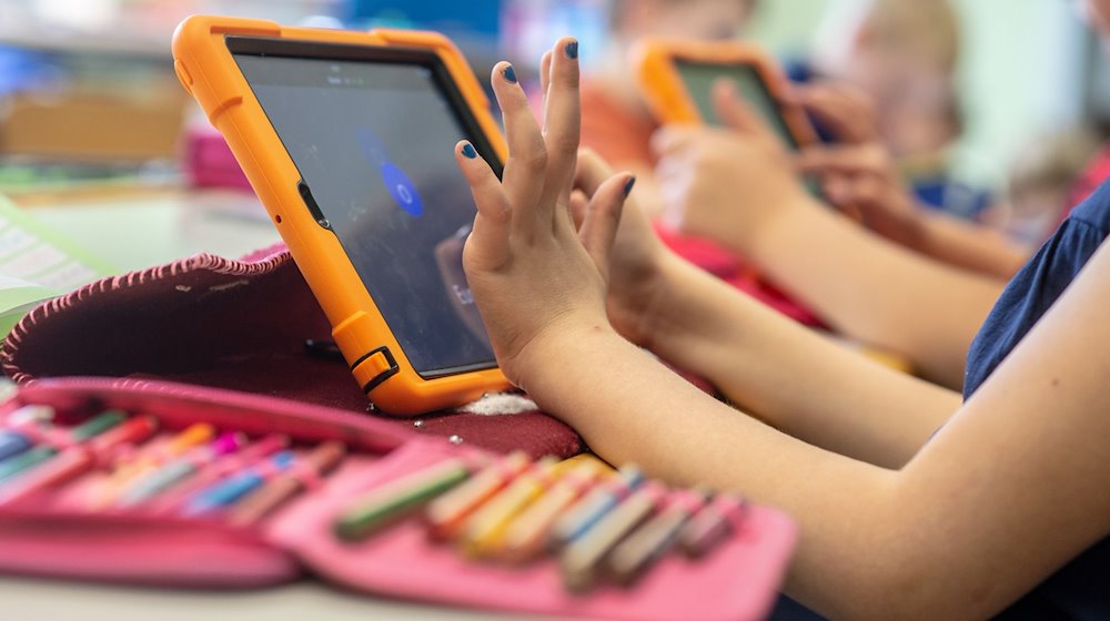 Grundschüler arbeiten in der Grundschule Offenstetten mit Tablets. / Foto: Armin Weigel/dpa