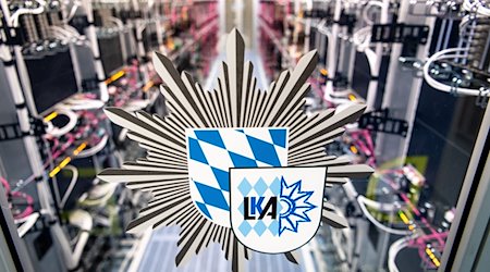 Das Logo vom bayerischen Landeskriminalamt ist an der Tür zu einem Serverraum in einem Rechenzentrum der Behörde zu sehen. / Foto: Matthias Balk/dpa