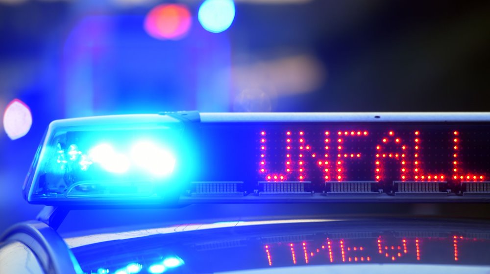 Die Leuchtschrift eines Polizeifahrzeugs warnt vor einer Unfallstelle auf einer Autobahn. / Foto: Stefan Puchner/dpa/Symbolbild