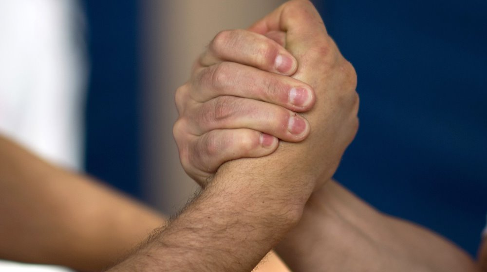 Zwei Armwrestler trainieren in einer Halle vor den Deutschen Meisterschaften im Armwrestling. / Foto: Hendrik Schmidt/dpa-Zentralbild/dpa/Symbolbild