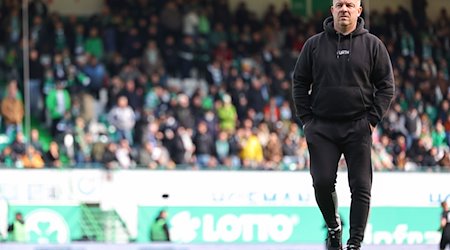 Der Fürther Trainer Alexander Zorniger steht vor Spielbeginn auf dem Platz. Er hat einen Magen-Darm-Virus. / Foto: Daniel Karmann/dpa