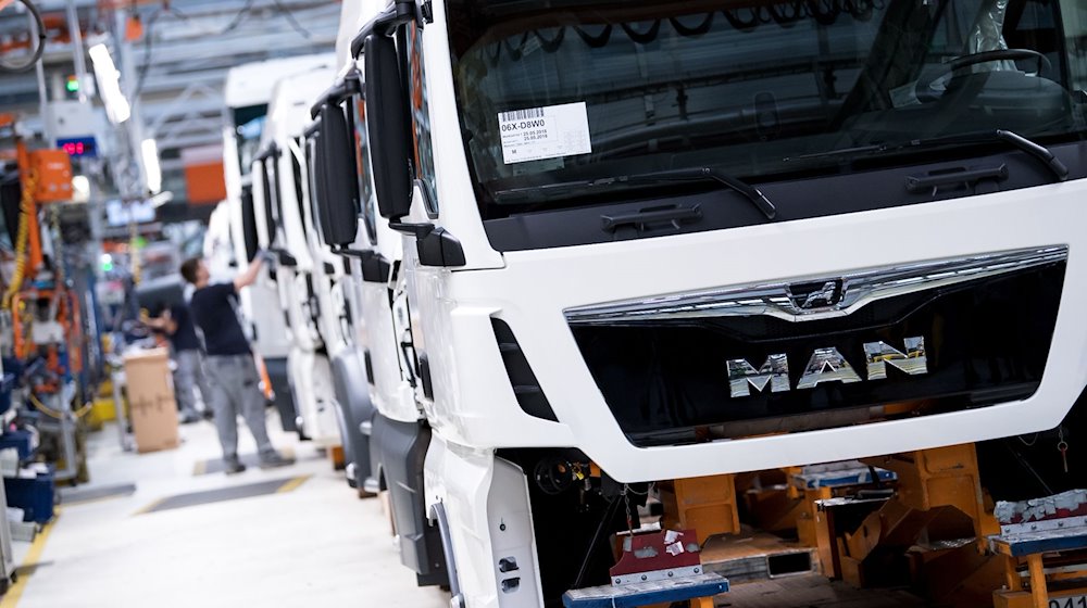 Mitarbeiter von MAN Truck & Bus arbeiten in einer Produktionsstraße. MAN Truck & Bus ist ein Unternehmen der Traton SE. / Foto: Sven Hoppe/dpa