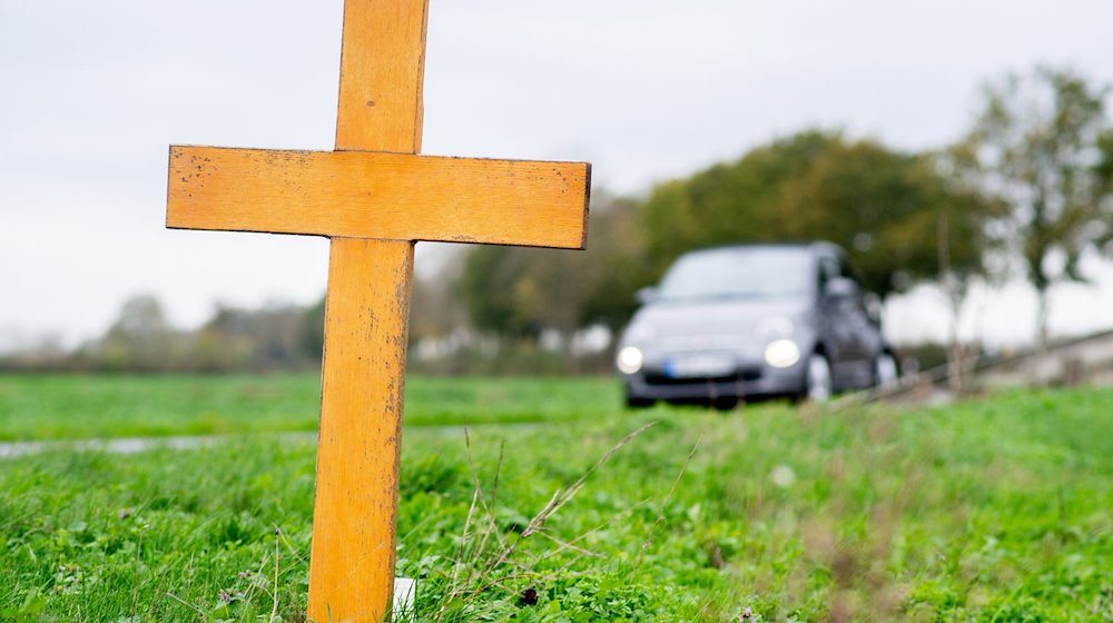 Ein Kreuz zum Gedenken an das Opfer eines Verkehrsunfalls steht an einer Landstraße. / Foto: Hauke-Christian Dittrich/dpa/Symbolbild