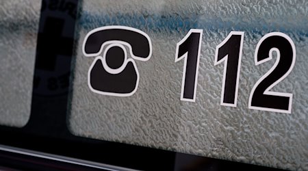 Die Notrufnummer 112 steht auf einem Krankenwagen. / Foto: David-Wolfgang Ebener/dpa