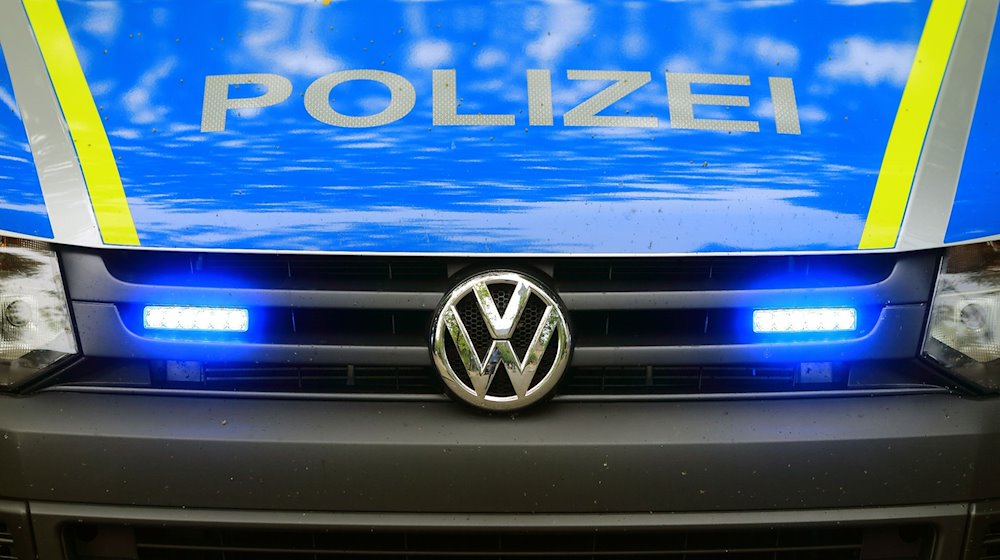Ein Fahrzeug der Polizei ist im Einsatz. / Foto: Jens Wolf/zb/dpa/Archivbild