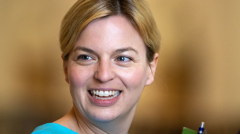 Katharina Schulze, Fraktionsvorsitzende  Bündnis 90/Die Grünen im bayerischen Landtag, lächelt auf dem Weg zu einer Plenarsitzung im Landtag. / Foto: Peter Kneffel/dpa