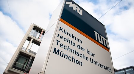 Der Schriftzug «Klinikum rechts der Isar - Technische Universität München» ist an einem Gebäude des Klinikums zu sehen. / Foto: Matthias Balk/dpa
