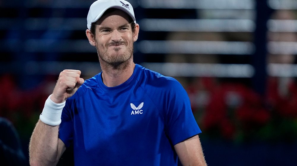 Tennisspieler Andy Murray aus Großbritannien jubelt nach seinem Sieg. / Foto: Kamran Jebreili/AP/dpa