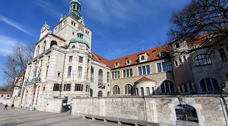 Blau ist der Himmel über dem Bayerischen Nationalmuseum. / Foto: Matthias Balk/dpa