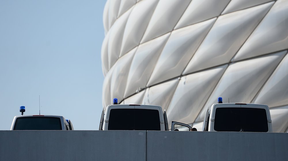 Fahrzeuge der Polizei stehen vor einem Champions-League-Spiel des FC Bayern München an der Allianz Arena in München. / Foto: Andreas Gebert/dpa