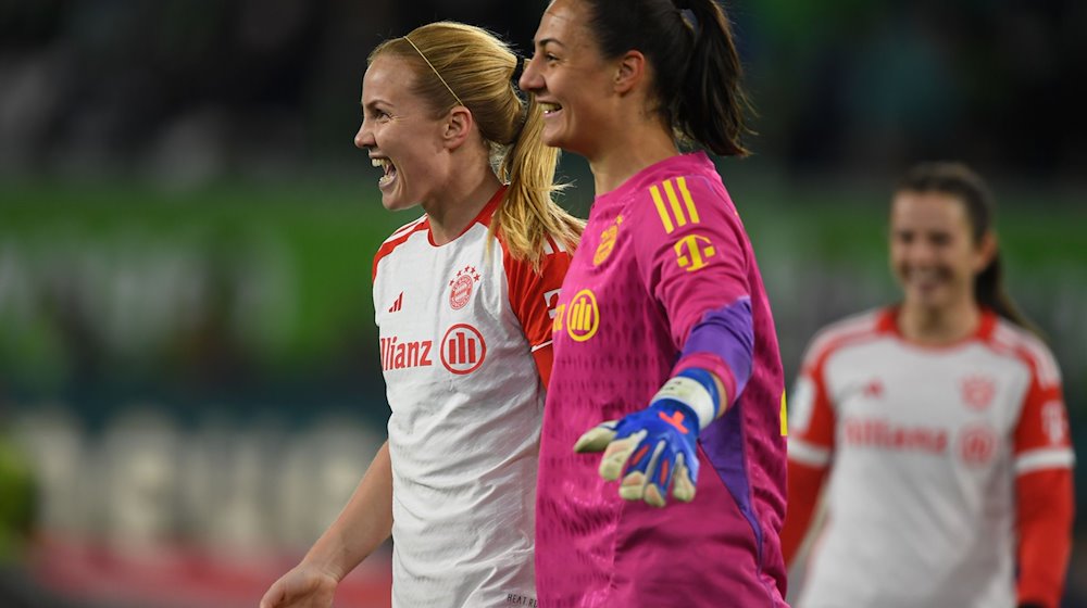 Münchens Spielerinnen Glódís Perla Viggósdóttir (l) und Torhüterin Maria Luisa Grohs freuen sich nach dem Schlusspfiff. / Foto: Swen Pförtner/dpa