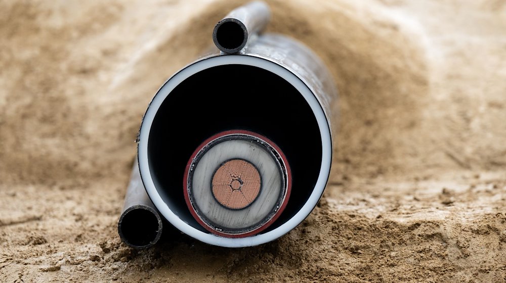 Ein Kabel ist während der symbolischen Baustelleneröffnung für die Baumaßnahmen des Südostlinks zu sehen. / Foto: Sven Hoppe/dpa