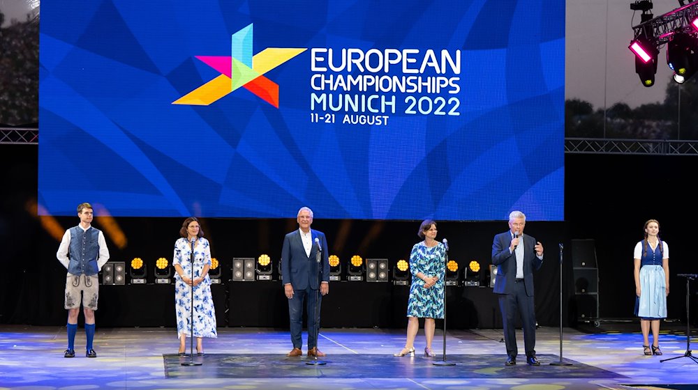 Marion Schöne (l-r), Joachim Herrmann, Juliane Seifert und Dieter Reiter stehen bei der Eröffnung der European Championships 2022 auf der Bühne. / Foto: Sven Hoppe/dpa/Archivbild