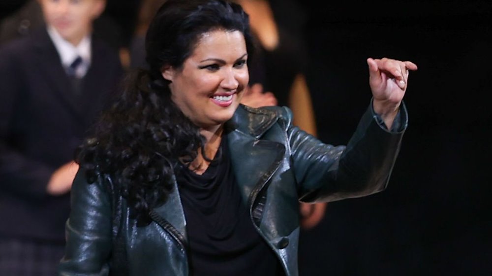 Anna Netrebko steht auf der Bühne. / Foto: Franz Neumayr/APA/dpa/Archivbild