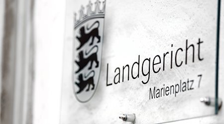 Ein Schild mit der Aufschrift Landgericht, Marienplatz 7, ist am Mauerwerk des Landgerichtes angebracht. / Foto: Felix Kästle/dpa