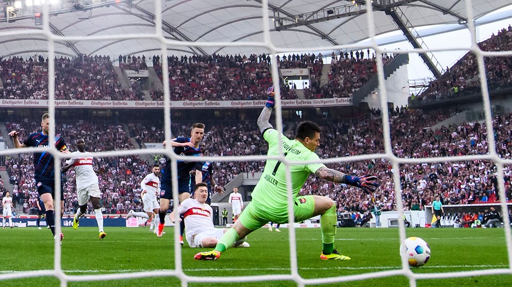 Stuttgarts Angelo Stiller (M) macht das Tor zum 2:0 gegen Heidenheims Torwart Kevin Müller. / Foto: Tom Weller/dpa