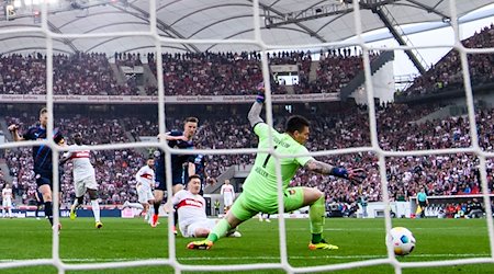 Stuttgarts Angelo Stiller (M) macht das Tor zum 2:0 gegen Heidenheims Torwart Kevin Müller. / Foto: Tom Weller/dpa