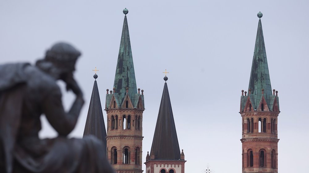 Die Türme des Doms sind hinter dem Frankoniabrunnen zu sehen. / Foto: Karl-Josef Hildenbrand/dpa
