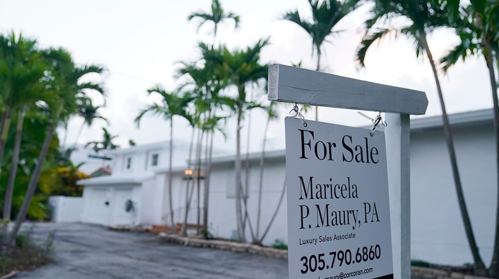 Ein Haus am Wasser steht zum Verkauf in Surfside, Florida. / Foto: Wilfredo Lee/AP/dpa/Archivbild