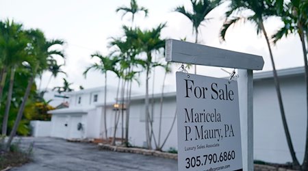 Ein Haus am Wasser steht zum Verkauf in Surfside, Florida. / Foto: Wilfredo Lee/AP/dpa/Archivbild