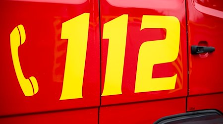 Der Notruf 112 ist auf einem Einsatzwagen der Feuerwehr zu sehen. ) / Foto: Daniel Vogl/dpa
