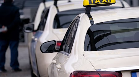 Taxis stehen vor der Messe in München und warten auf Fahrgäste. / Foto: Sven Hoppe/dpa