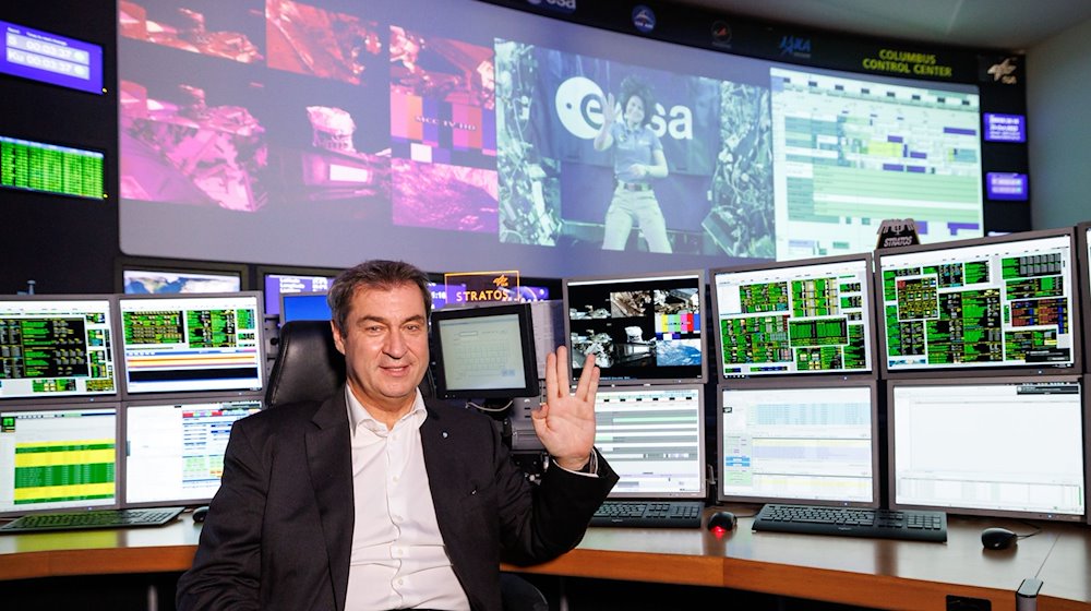 Markus Söder sitzt beim bayerischen Raumfahrtgipfel beim DLR im Columbus-Kontrollzentrum. / Foto: Matthias Balk/Deutsche Presse-Agentur GmbH/dpa