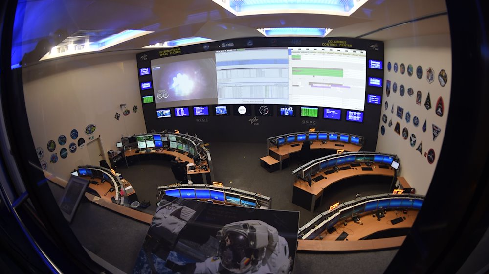 Im Columbus Control Center im Deutschen Zentrum für Luft- und Raumfahrt (DLR) am Standort Oberpfaffenhofen wird der Flug einer Falcon 9 Rakete von SpaceX beobachtet. / Foto: Felix Hörhager/dpa