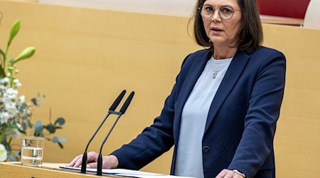 Ilse Aigner (CSU), Präsidentin des Bayerischen Landtags, steht am Rednerpult im bayerischen Landtag. / Foto: Peter Kneffel/dpa