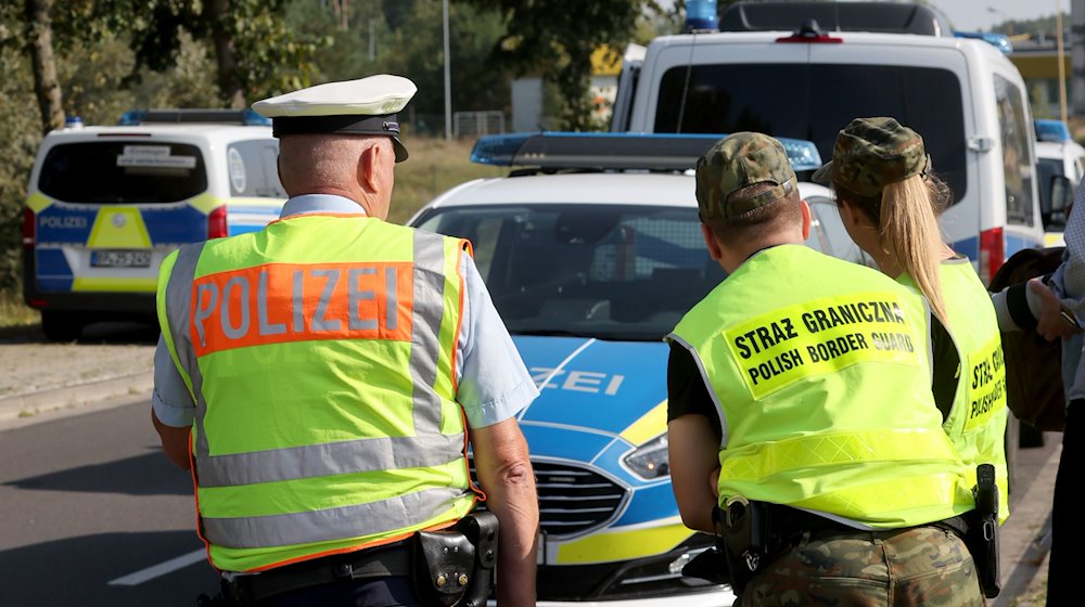 Bei einer flexiblen Schwerpunktkontrolle unmittelbar an der deutsch-polnischen Grenze. / Foto: Bernd Wüstneck/dpa/Archivbild