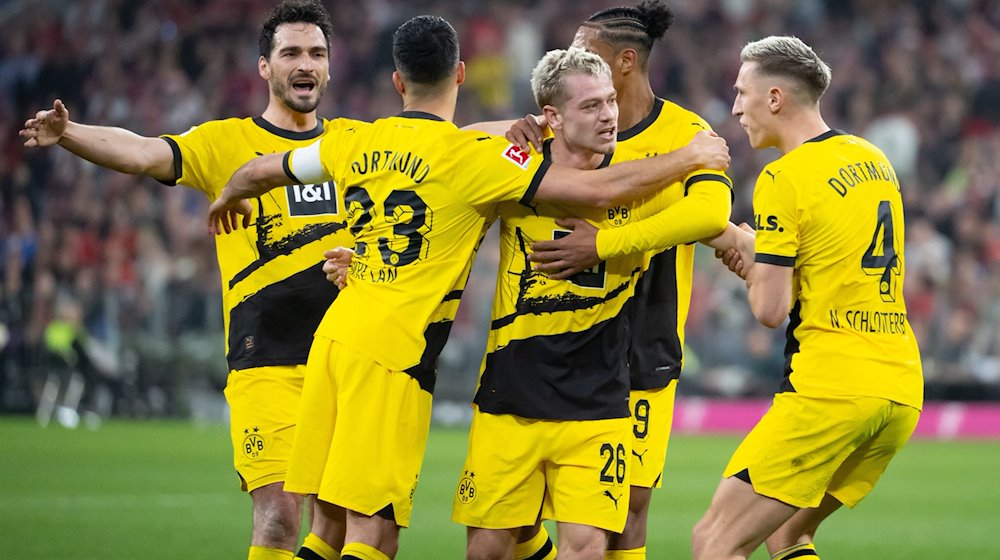 Mats Hummels (l-r), Emre Can, Julian Ryerson, Sebastien Haller und Nico Schlotterbeck von Dortmund jubeln. / Foto: Sven Hoppe/dpa