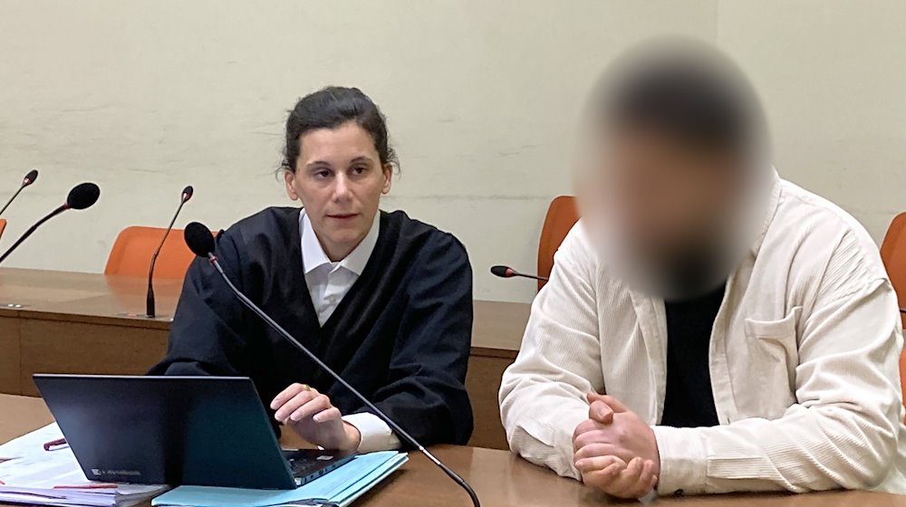 Ein 22-Jähriger sitzt mit seiner Anwältin Daniela Gabler am Donnerstag auf der Anklagebank des Amtsgerichts München. / Foto: Elke Richter/dpa