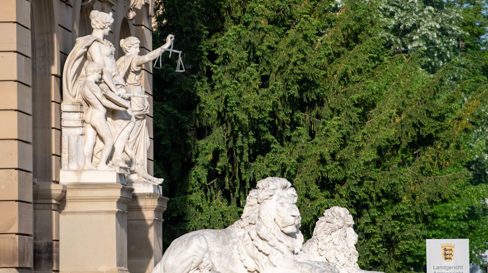 Vor dem Justizgebäude, Sitz des Amts- und Landgerichts, steht eine Statur der römischen Göttin Justitia. / Foto: Stefan Puchner/dpa