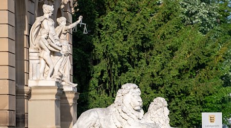 Vor dem Justizgebäude, Sitz des Amts- und Landgerichts, steht eine Statur der römischen Göttin Justitia. / Foto: Stefan Puchner/dpa