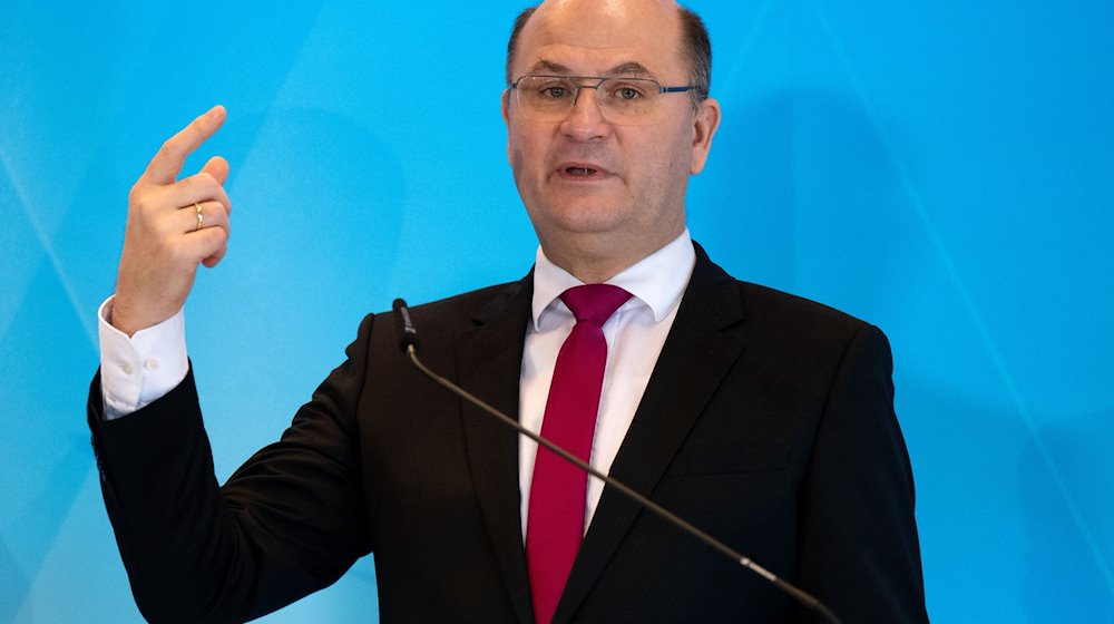 Albert Füracker (CSU), Finanzminister von Bayern, nimmt nach der Haushaltsklausur des bayerischen Kabinetts am Tegernsee an einer Pressekonferenz teil. / Foto: Sven Hoppe/dpa