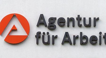 Das Logo der Agentur für Arbeit ist an einem Gebäude angebracht. / Foto: Hendrik Schmidt/dpa-Zentralbild/dpa/Symbolbild