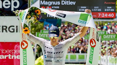 Der Gewinner der Männer bei der diesjährigen Triathlon Challenge Roth, der Däne Magnus Ditlev, läuft ins Ziel ein. / Foto: Daniel Löb/dpa