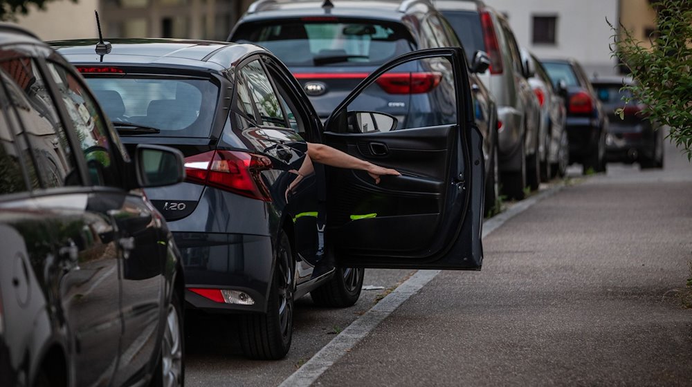 Ein Mann schließt die Beifahrertüre eines Autos. / Foto: Christoph Schmidt/dpa