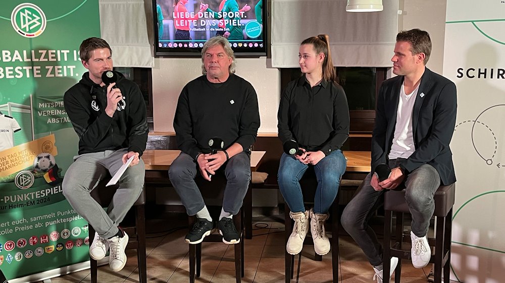 Presserunde mit DFB-Pressemitarbeiter Tim Noller (l-r), DFB-Vizepräsident Ronny Zimmermann, Amateur-Schiedsrichterin Celine Körper, und Bundesliga-Rekordschiedsrichter Felix Brych. / Foto: Christian Kunz/dpa/Archivbild