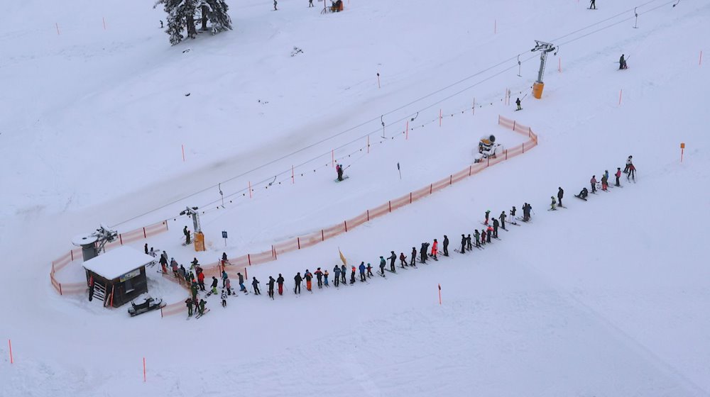 Kinder und Erwachsene stehen an einem Kinderschlepplift am Nebelhorn in einer Reihe. / Foto: Karl-Josef Hildenbrand/dpa