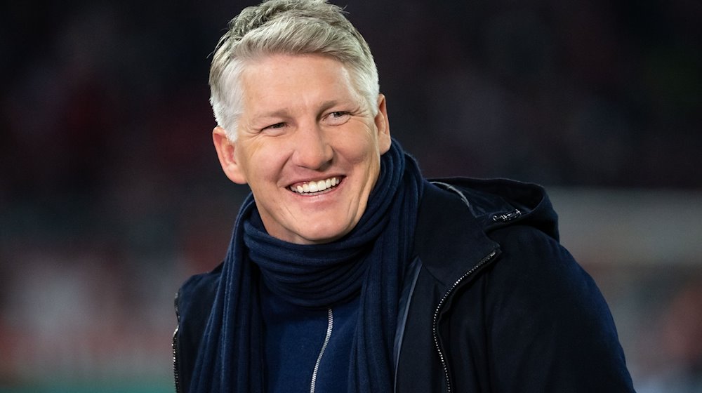 TV-Experte Bastian Schweinsteiger lacht vor einem Spiel in der Allianz Arena. / Foto: Sven Hoppe/dpa