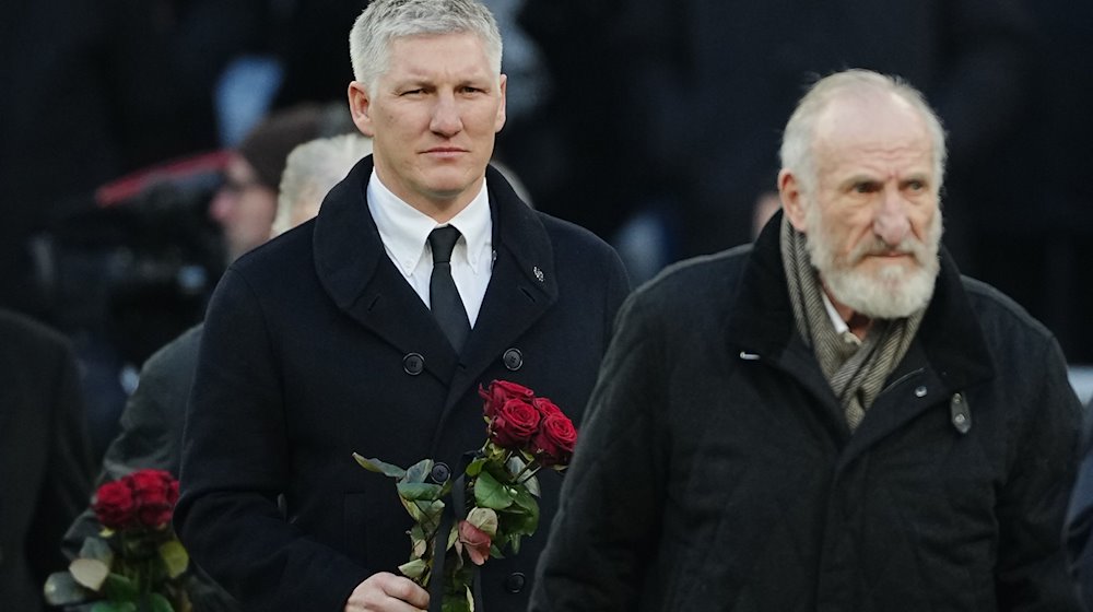 Bastian Schweinsteiger (l), ehemaliger Fußballspieler nimmt an der Trauerfeier für den verstorbenen Fußballstar und Trainer teil. Nach dem Tod von Franz Beckenbauer wird der frühere Fußball-Weltmeister Bastian Schweinsteiger ein Erbe des Fußball-«Kaisers» antreten. / Foto: Kay Nietfeld/dpa