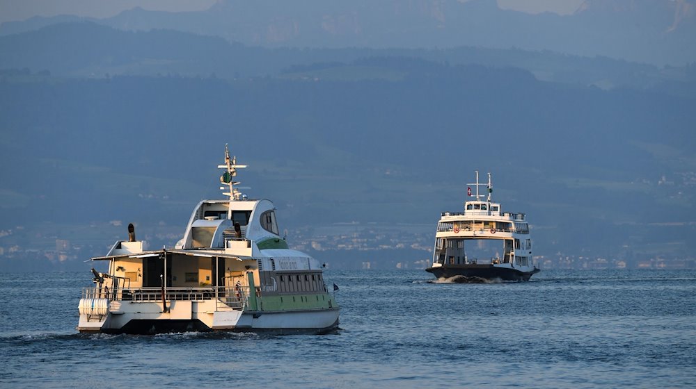 Ein Katamaran fährt aus dem Fährhafen, während eine Fähre Richtung Friedrichshafen fährt. / Foto: Felix Kästle/dpa/Symbolbild